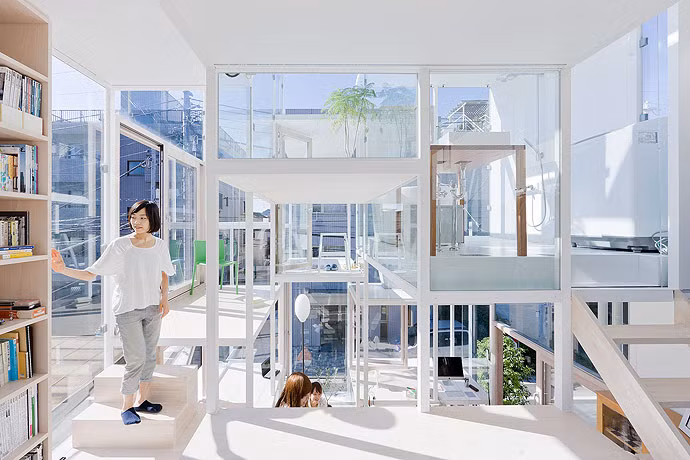 Tuy nhiên, nhược điểm của nó là thiếu không gian riêng tư bởi dường như tất cả mọi hoạt động và nội thất trong nhà đều được hàng xóm và người qua đường nhìn thấy.