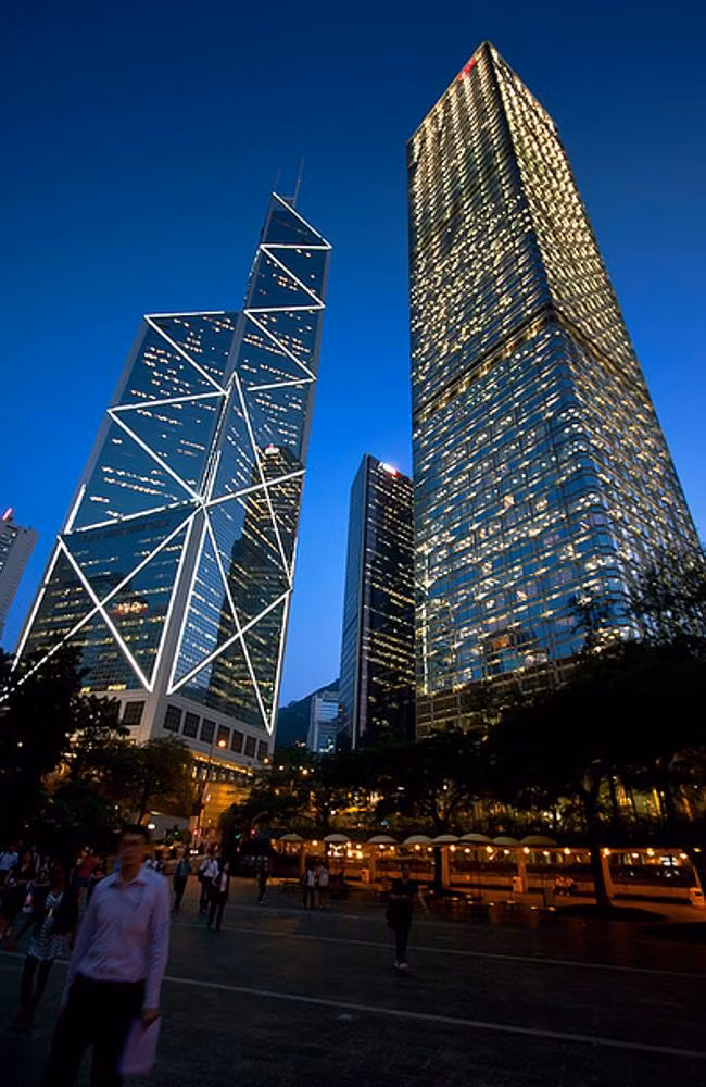 Tòa nhà Bank of China - Hong Kong, Trung Quốc. Tòa nhà Bank of China ở Hong Kong, được hoàn thành vào năm 1990, là đại bản doanh của Ngân hàng Bank of China (Hong Kong). Với chi phí 2,3 tỷ USD, Bank of China cũng là một trong những tòa nhà đắt nhất từng được xây dựng.