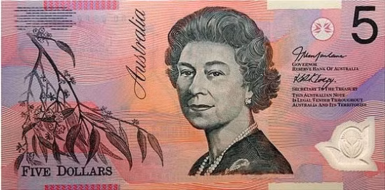 Tờ 5 đô Australia đầy màu sắc. Năm 1965, Australia đã thông qua tên gọi “hoàng gia” cho đồng tiền của mình, nhưng sau này người ta đã thay đổi và chuyển thành “đô la”.