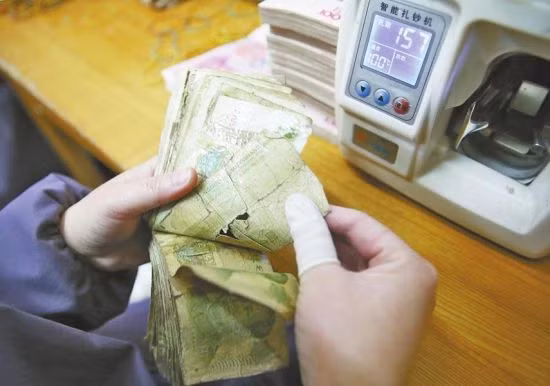 Những tờ tiền NDT cũ nát được rút khỏi lưu thông ở Trung Quốc.