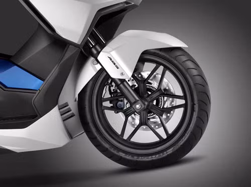 Honda trang bị cho Forza 125 bộ vành nhôm trước 15 inch với lốp 120/70 và vành sau 14 inch với lốp 140/70.