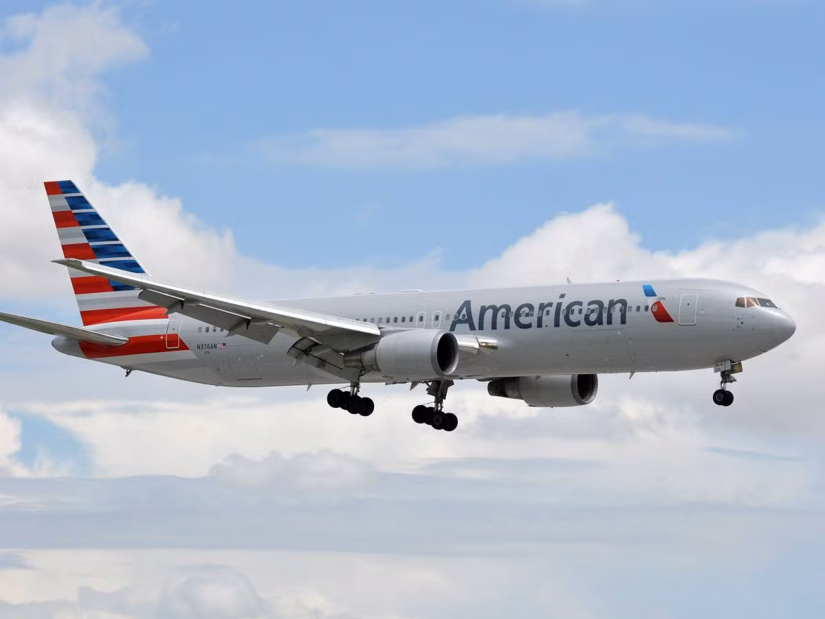 8. American Airlines. Đây là thiết kế vỏ máy bay mới đầu tiên của hãng American Airlines kể từ những năm 1960. Dù việc làm lại thương hiệu của American Airlines gây nhiều tranh cãi, nhưng thiết kế mới với sắc quốc kỳ mang lại vẻ đẹp hiện đại kết hợp truyền thống cho máy bay của hãng hàng không này.