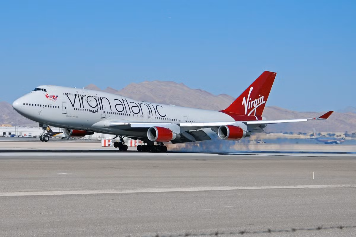 4. Virgin Atlantic Airways (Anh). Cũng như tất cả các công ty thuộc tập đoàn Virgin, hãng hàng không Virgin Atlantic mang logo chữ ký Virgin của tỷ phú Richard Branson. Sau hai thập kỷ, thiết kế này trông vẫn khá hiện đại và phong cách.