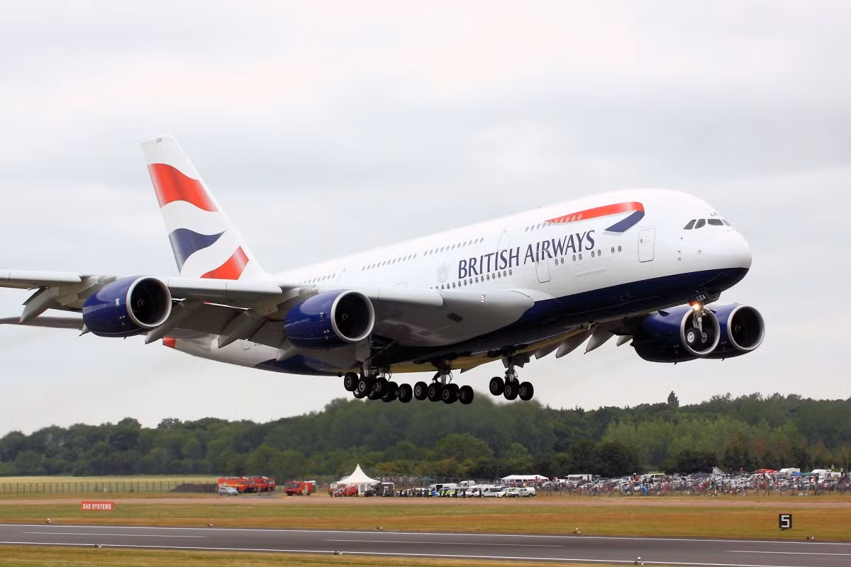 10. British Airways. Sử dụng các đường kẻ và màu sắc của quốc kỳ Anh, hãng hàng không British Airways kết hợp nét đẹp hiện đại với vẻ duyên dáng truyền thống.