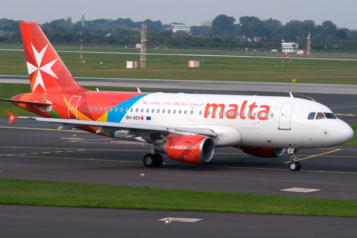 15. Air Malta. Hãng hàng không quốc gia Malta gây ấn tượng với màu sắc sặc sỡ ở đuôi và cánh máy bay.