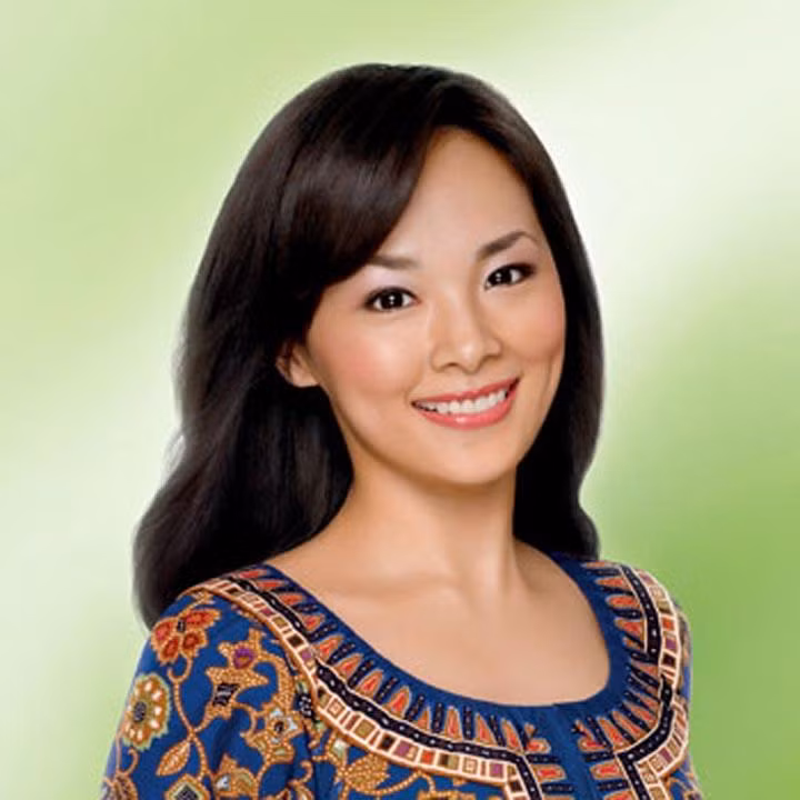 Trong công cuộc cải thiện hình ảnh để tăng tính cạnh tranh, Singapore Airlines đã ra “chỉ thị” các nữ tiếp viên hàng không trang điểm với viền mắt màu sáng, nhẹ nhàng và hiện đại hơn.