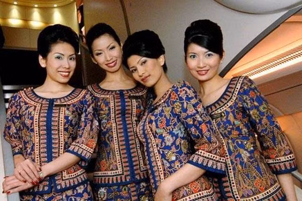 Theo đó, các nữ tiếp viên vẫn trung thành với màu phấn mắt xanh biển, xanh lá cây, màu mận và màu nâu, cùng son môi màu đỏ, hợp tông màu với bộ kebaya. Tuy nhiên độ đậm và độ bóng sẽ được gia giảm ở mức tinh tế hơn để có được nét dịu dàng và hiện đại.