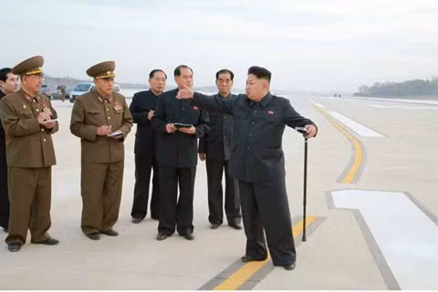 Ông Kim cho rằng đã có “những sai sót trong thiết kế nội thất của nhà ga, bao gồm khu vực sảnh làm thủ tục, sảnh đi và mạng lưới dịch vụ”. Theo đó, ông Kim yêu cầu phải thay đổi thiết kế của nhà ga số 2 tại sân bay quốc tế Bình Nhưỡng bởi theo chỉ thị của ông hồi tháng 7, dự án này phải phản ánh ý thức hệ của đất nước “Juche” (tự lực cánh sinh) và bản sắc dân tộc.
