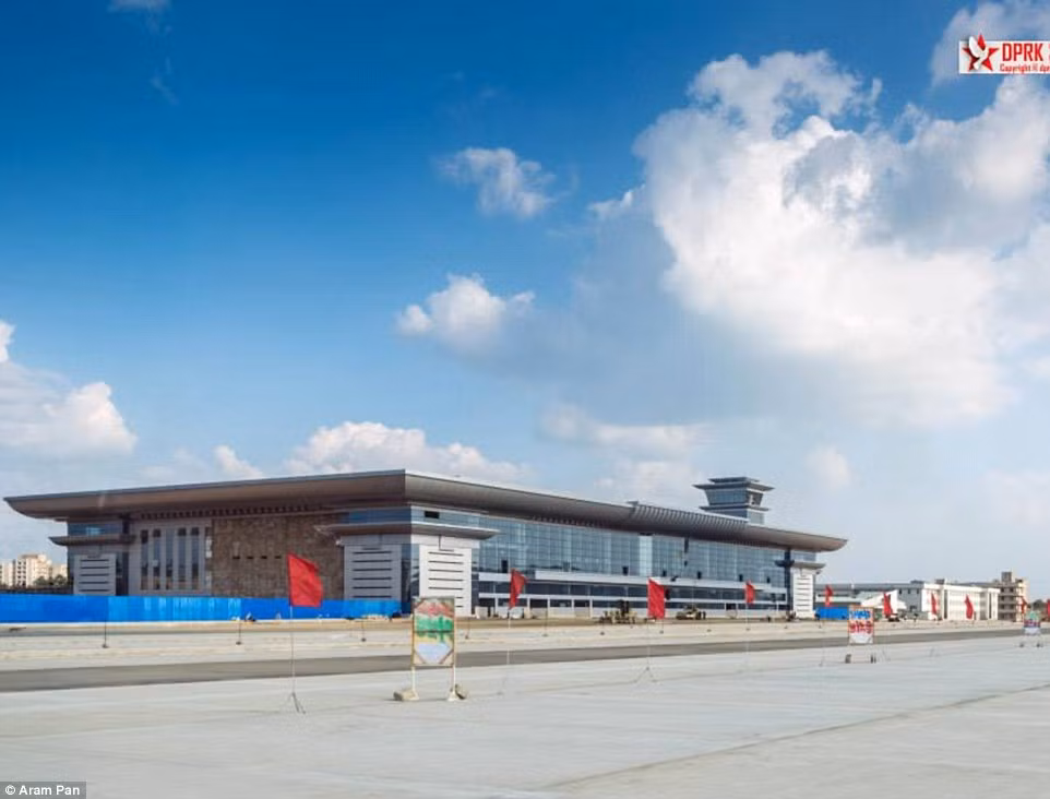 Kiến trúc của Triều Tiên nổi bật với những công trình tượng đài đồ sộ, nhưng mang màu sắc ảm đạm và thường mang các biểu tượng có tính tuyên truyền về nhà nước. Dù đang trong quá trình hoàn thiện, thời gian mở cửa sân bay mới này vẫn chưa được công bố chính thức.