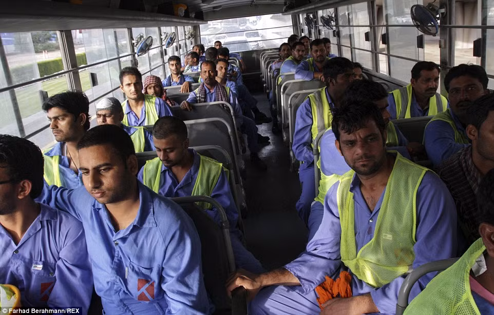 Những người đang hưởng thụ cuộc sống xa hoa với mức thu nhập cao ở Dubai có lẽ cũng không hề hay biết về mảng tối của thành phố hoa lệ này.