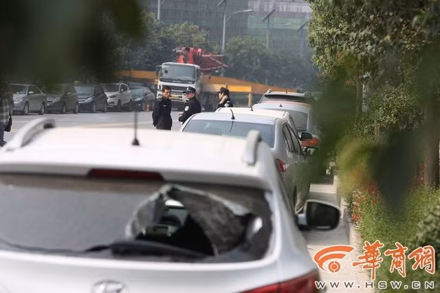 Một phụ nữ tên Yu sống gần đó cho biết, cô đỗ xe ở phía bắc của con đường Tây An vào tối 6/10. Sáng hôm sau thức dậy thì đã thấy các cửa kính của xe bị phá vỡ và hư hỏng nặng.
