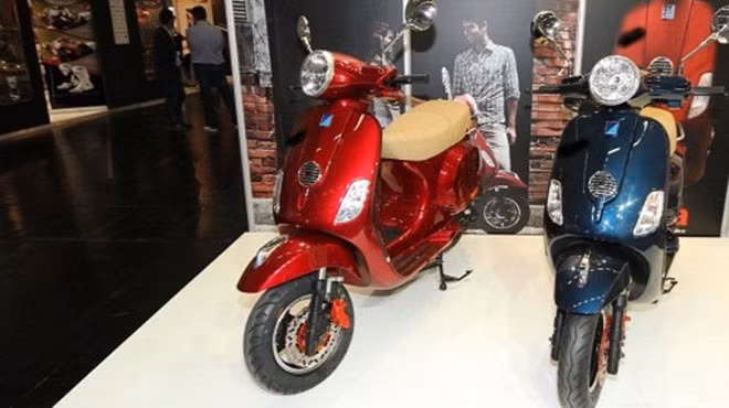 Tại triển lãm Intermot 2014 diễn ra ở Cologne (Đức), hãng Piaggio bắt gặp những chiếc scooter giống hệt dòng xe Vespa của mình. Các sản phẩm “nhái” có xuất xứ từ một hãng xe máy Trung Quốc lập tức được đưa ra khỏi triển lãm. Sau đó, hãng xe Italy còn đệ đơn lên tòa án Đức về hành vi cạnh tranh không lành mạnh cũng như việc xâm phạm quyền đối với nhãn hiệu thương mại.
