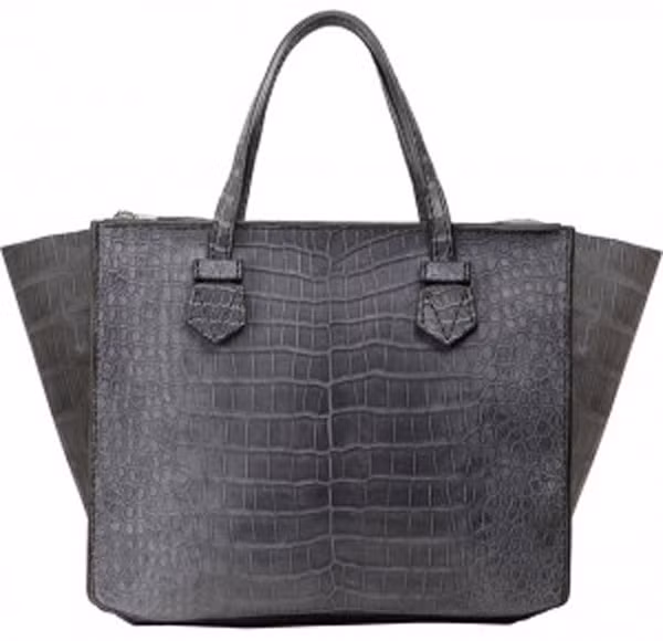 2. Túi cá sấu Moreau Crocodile Bregancon Tote có giá 24.000 USD. Chiếc túi được làm bằng cá sấu này có phần khóa được thiết kế kéo từ 2 bên khá tiện lợi, có thêm ngăn nhỏ ở phía trong túi. Toàn bộ phần lót bên trong đều làm bằng lụa cao cấp, chỉ may túi cũng được làm thủ công từ tơ sống.