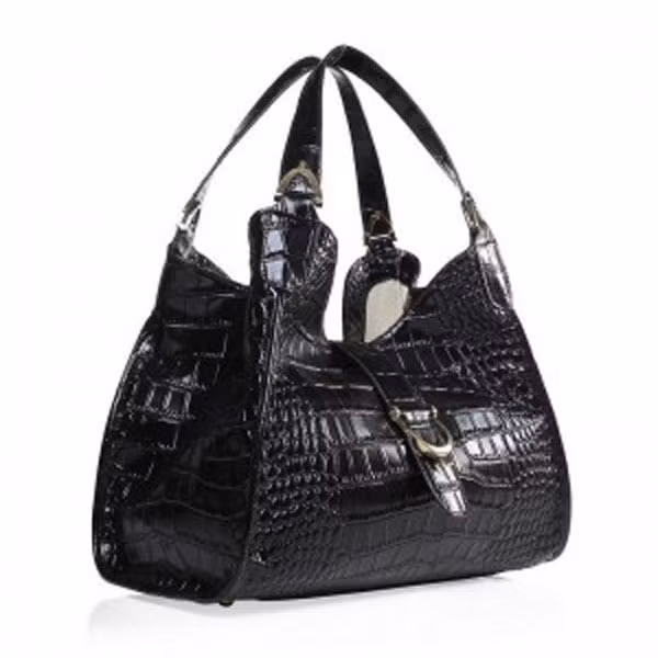 1. Túi da cá sấu quai mềm của thương hiệu Gucci với giá 32.500 USD. Chiếc túi của hãng thời trang Ý này được chế tạo bằng da cá sấu, có một dây đeo mềm, mang đến sự thanh lịch cho người đeo. Các phụ kiện khóa móc làm bằng vàng, tôn thêm sự sang trọng cho chiếc túi.