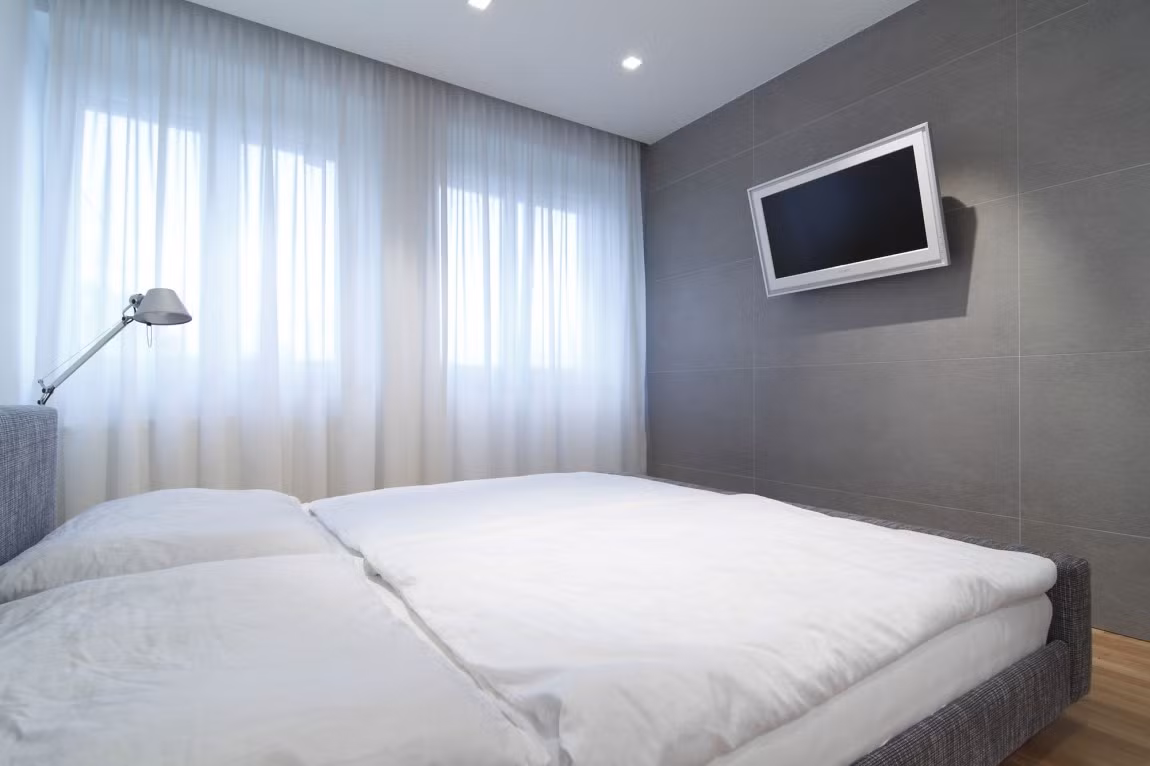 Phòng ngủ có trang trí đơn giản nhất trong tất cả các phòng. Các bức tường màu xám trong phòng ngủ phù hợp với màu xám trong phòng khách.