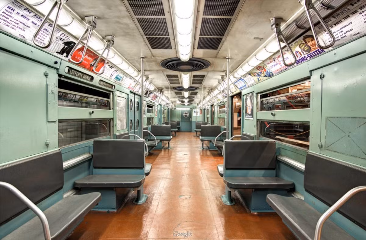 Khi hệ thống tàu điện ngầm của New York được phát triển hơn, chỗ ngồi trên tàu đã được bọc vải thay vì ghế nhựa.