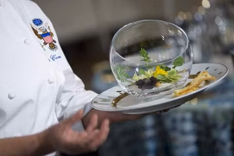 Đối với món salad, Nhà Trắng chọn lựa món Salad Khu vườn Mùa đông (ảnh), nhằm tôn vinh khu vườn của Đệ nhất phu nhân. Món chính bao gồm sườn bò khô tới từ một trang trại của gia đình tổng thống ở Colorado, ăn kèm với khoai tây chiên tới từ Vermont. Kết thúc bữa ăn là các món ngọt.