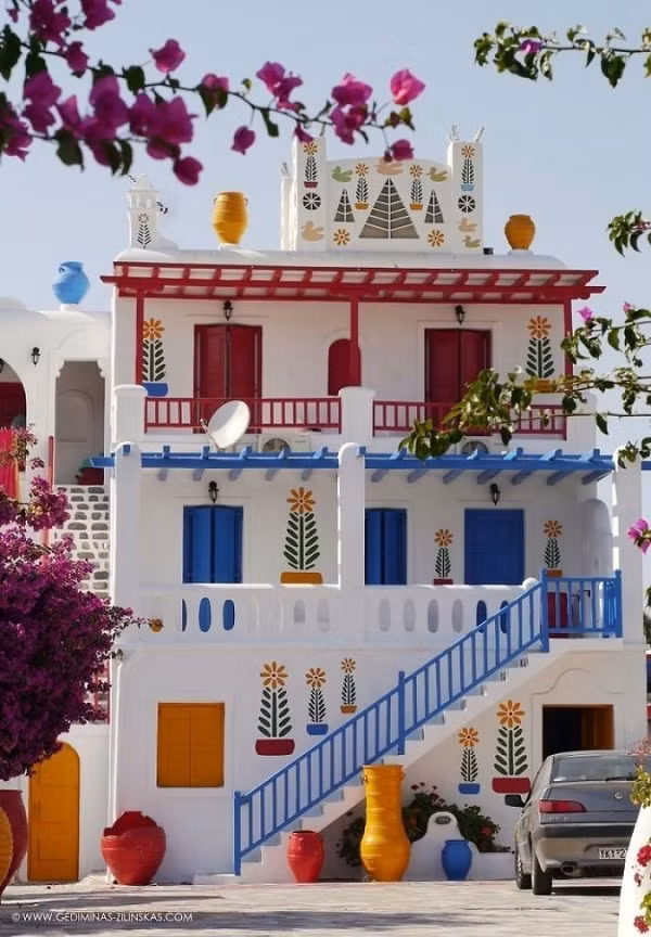 Ngôi nhà trên đảo Mykonos, Hy Lạp được kết hợp nhiều màu sắc trên phông nền trắng làm chủ đạo.