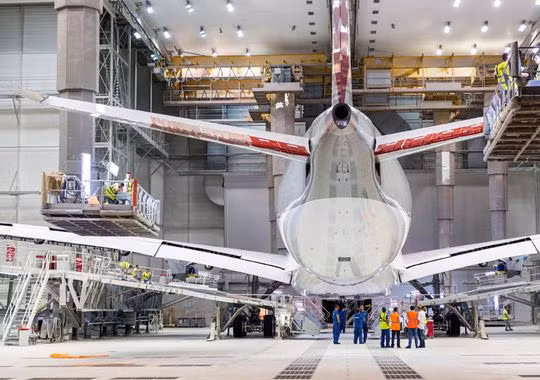 Theo nhà sản xuất, A350 là đội tàu có tỷ lệ vật liệu composite tăng mạnh, trong đó, phần vỏ lần đầu tiên được làm gần như hoàn toàn bằng loại vật liệu này để giúp tiếp kiệm nhiên liệu, giảm ô nhiễm môi trường, đồng thời giảm sự chênh lệch áp suất và tăng độ ẩm trong tàu bay.