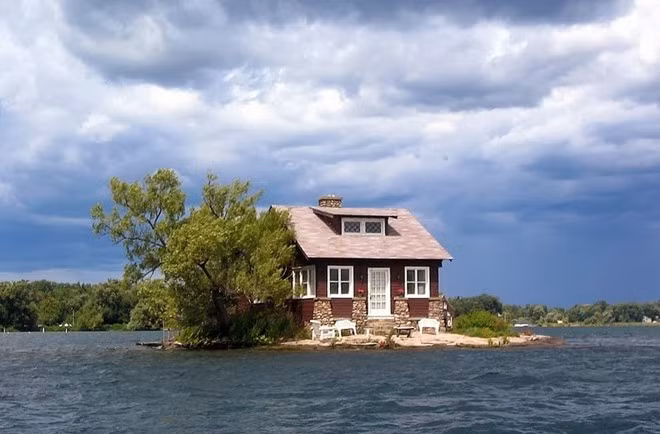  4. Ngôi nhà đơn độc giữa sông nước ở Canada: Trên hòn đảo nhỏ nhất có tên “Just Room Enough” trong quần đảo Thousand (Canada), chỉ có một ngôi nhà đơn độc với một vài băng ghế sắt tựa vào bờ đá của đảo.