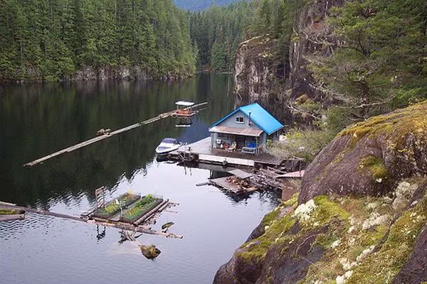  2. Ngôi nhà nổi này nằm trên Powell Lake ở ven biển British Columbia (Canada). Với phong cách kiến trúc truyền thống, nó được xây dựng với những khúc gỗ lớn và dây cáp thép, thắt chặt với tời và kích thuỷ lực.
