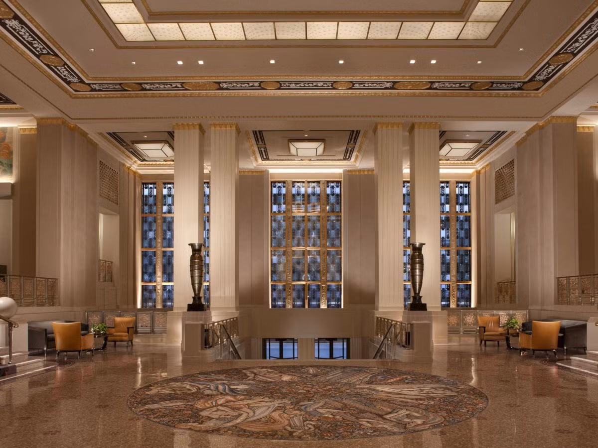 Conrad Hilton – người sáng lập tập đoàn Hilton - đã mua lại khách sạn Waldorf-Astoria vào năm 1949 và nắm quyền quản lý từ đó đến nay.