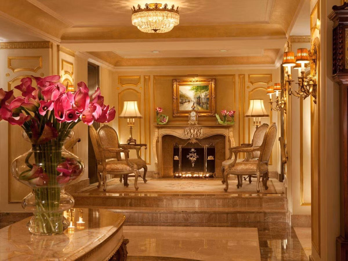 Waldorf-Astoria có sàn đá cẩm thạch sang trọng và nội thất trang nhã cổ điển.
