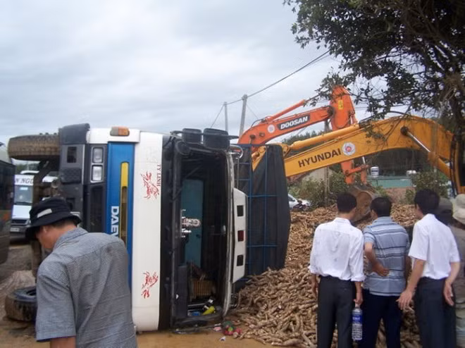 Tiếp đó vào khoảng 8g sáng, một ôtô tải chở mì (sắn) do lái xe Nguyễn Viết Tuấn (34 tuổi, ở Phú Yên) chạy hướng Tp Kon Tum đi huyện Đắk Hà (tỉnh Kon Tum) cũng tiếp tục bị lật ngay đoạn đường trên khiến toàn bộ số mì rơi xuống đường. Rất may trong hai vụ lật xe nói trên không ai bị thương.