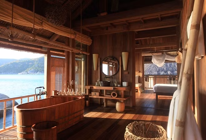 Khu nghỉ dưỡng Six Senses có những biệt thự mái lá nằm rải rác dọc theo bãi biển. Phong cảnh khu nghỉ mát còn rất hoang sơ, hoàn toàn yên tĩnh với sau lưng là núi cao có rừng bao phủ và trước mặt là biển với bãi cát và nước biển trong vắt.