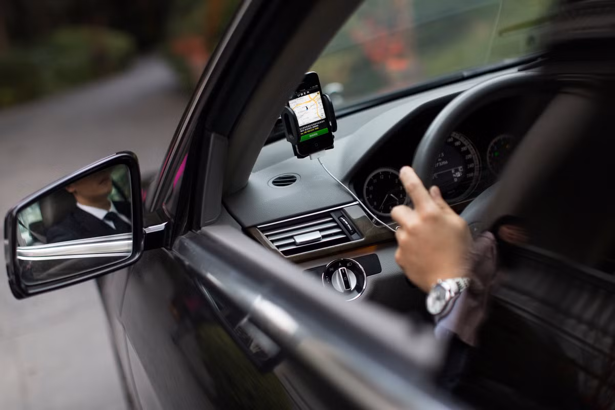 Những tranh cãi xung quanh Uber không phải là vấn đề mới mẻ. Dịch vụ này bị giới lái xe taxi và các nhà chức trách phản đối bởi hoạt động kinh doanh không lành mạnh.