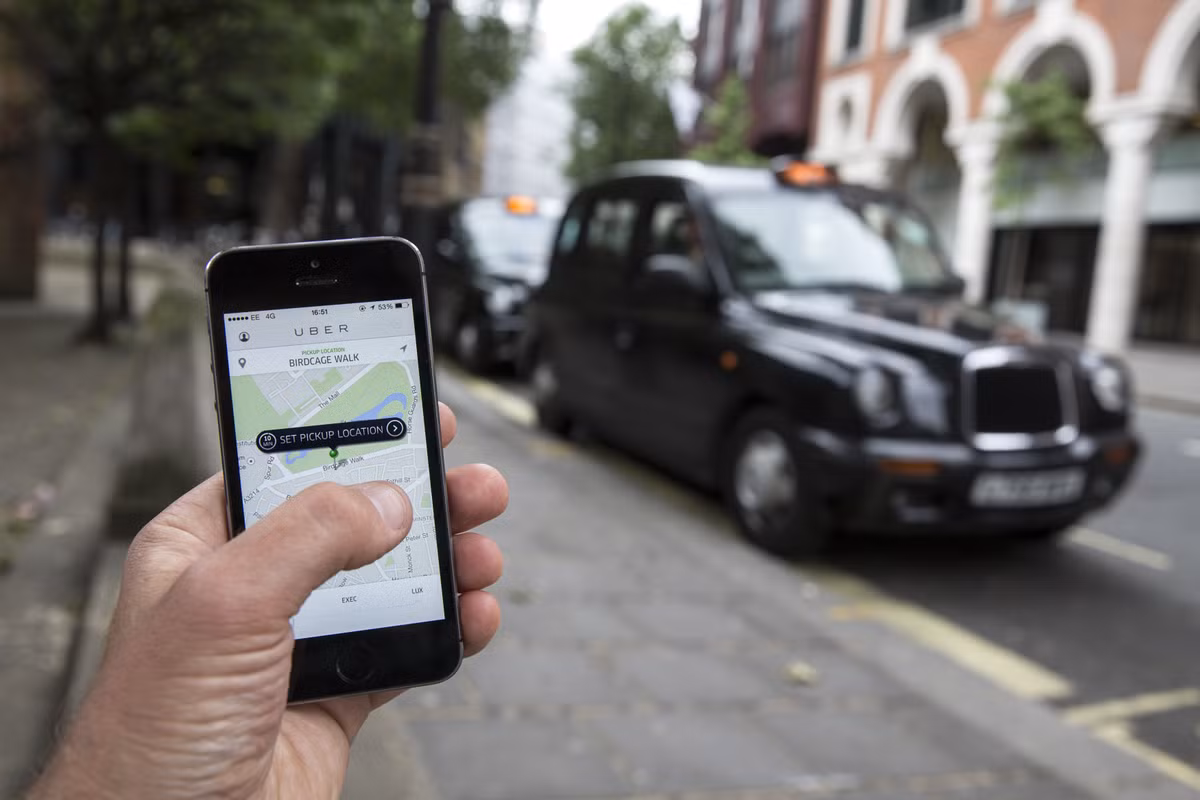 Lái xe ở Ấn Độ được cung cấp một điện thoại iPhone có cài ứng dụng Uber. Nhờ đó, họ có thể tìm tới vị trí của khách hàng và đón trả khách đúng giờ.