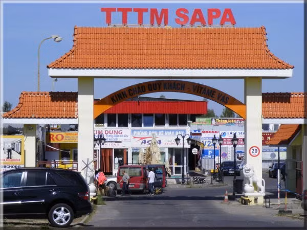 Nằm trên một ngọn đồi ở khu Prague 4, thủ đô Prague (CH Czech), Trung tâm thương mại Sapa được biết đến như một Việt Nam thu nhỏ tại trái tim Châu Âu. Đây không chỉ là địa điểm kinh doanh buôn bán mà còn là nơi sinh hoạt văn hóa, văn nghệ thể thao của bà con người Việt tại Czech.