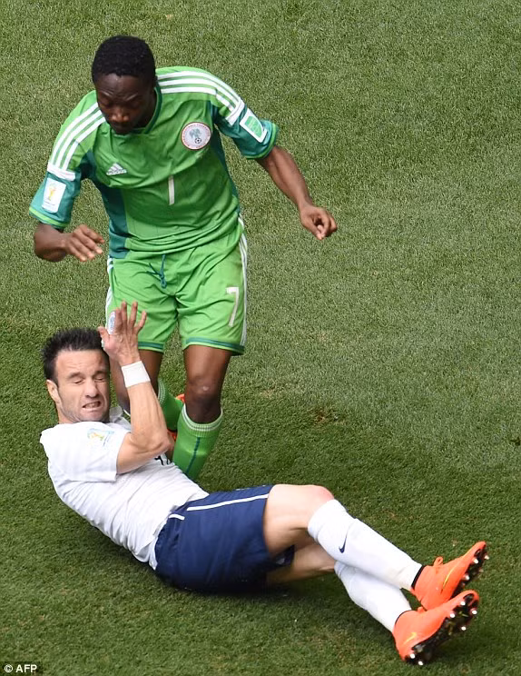 Nigeria là đội nhập cuộc tốt hơn, họ chơi có phần lấn lướt và thường giành được lợi thế ở những pha tranh chấp bóng.