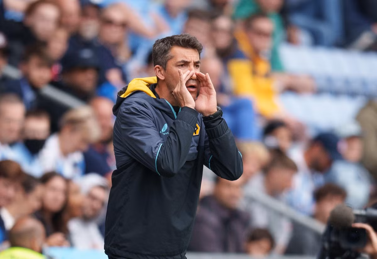 Wolves thông báo chia tay Bruno Lage vào đầu tháng 10, sau thất bại 0-2 trước West Ham. "Bầy sói" được đầu tư mạnh mẽ với việc chi hơn 100 triệu bảng để chiêu mộ tân binh trong hè năm ngoái. Tuy nhiên, thành tích của đội bóng không tương xứng.
