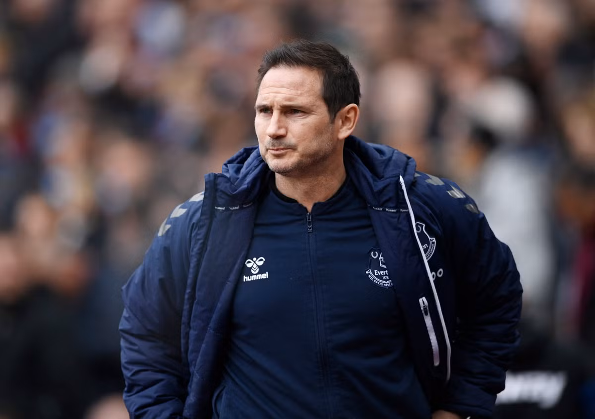 Lãnh đạo Everton quyết định chấm dứt hợp đồng với Frank Lampard sau trận thua 0-2 trước West Ham hôm 21/1. Dưới sự dẫn dắt của cựu tiền vệ Chelsea, "The Toffees" rơi xuống vị trí thứ 19 với 15 điểm, bằng với đội xếp bét bảng Southampton và chỉ đứng trên nhờ hiệu số tốt hơn.