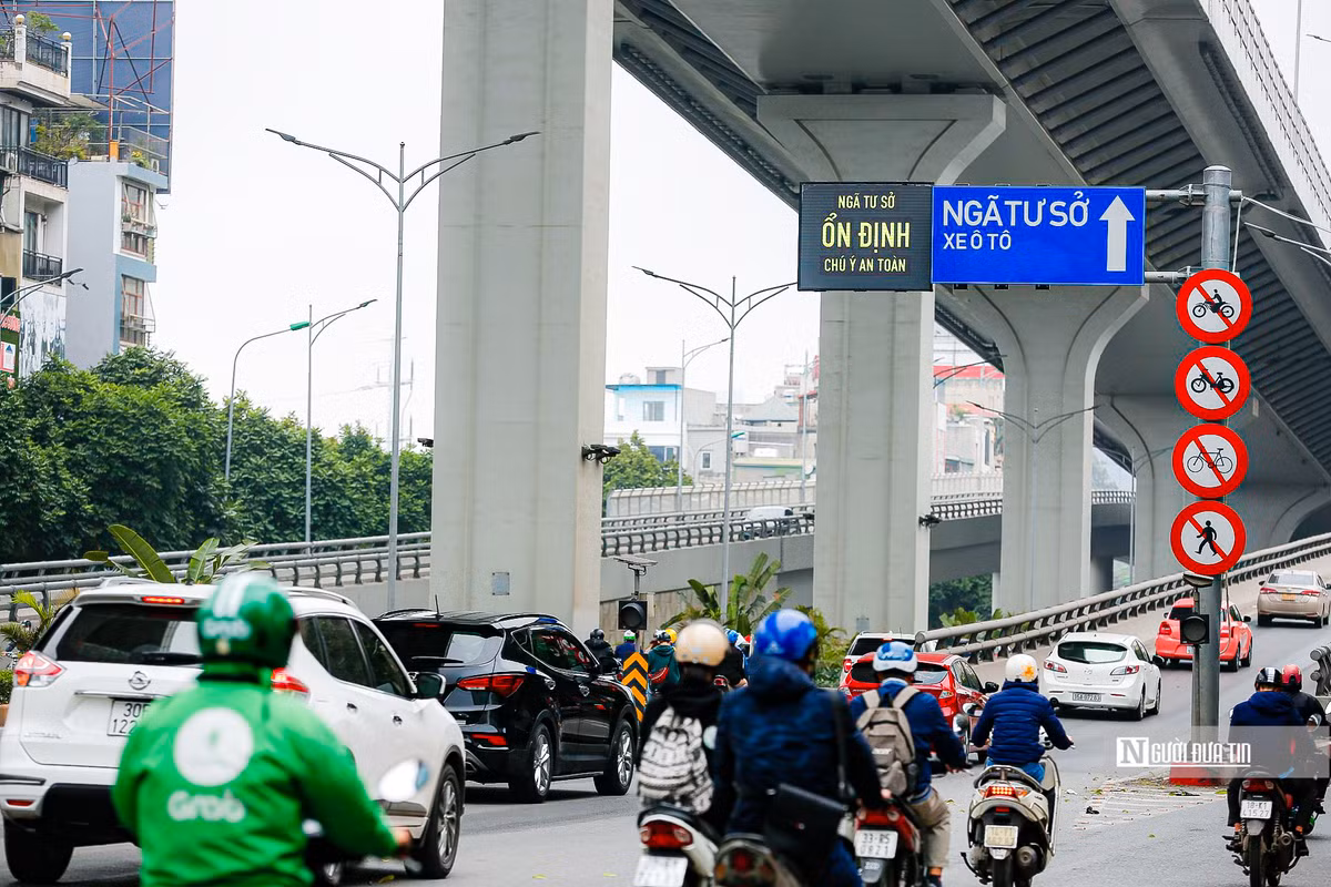 Cùng đó, để hạn chế ùn tắc tại Ngã Tư Sở, lối lên Vành đai 2 trên cao đoạn Trường Chinh - Ngã Tư Sở cũng được lắp đặt hệ thống biển báo thông minh nhằm kịp thời thông báo cho tài xế về tình hình ùn tắc để các phương tiện có thể lưu thông theo hướng khác tránh ùn tắc kéo dài.