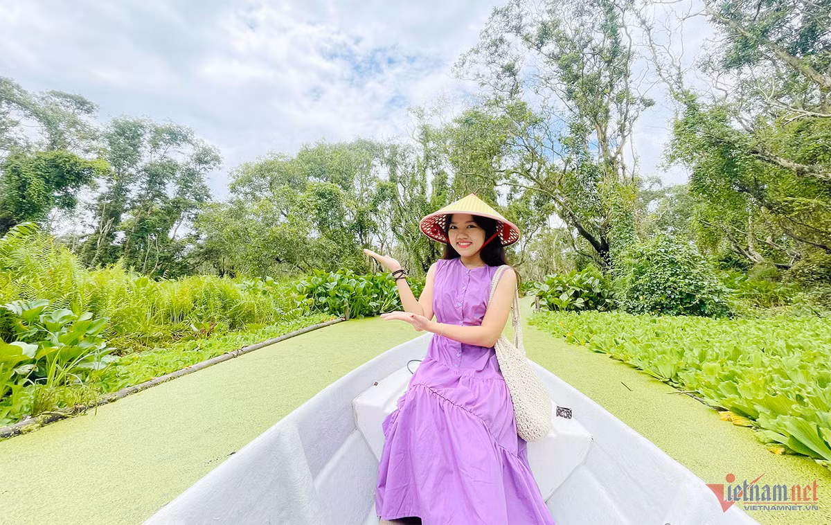 Ấn tượng đầu tiên của du khách khi đến với rừng tràm Trà Sư có lẽ là những con kênh dài chằng chịt và dòng nước trong mát. Ngồi trên thuyền, bạn sẽ bắt gặp những chú cò đi kiếm ăn, tiếng mái chèo nhẹ khua mặt nước như “lạc trôi vào vùng đất thần tiên”. Du khách cũng có thể yêu cầu người chèo thuyền dừng lại để cảm nhận rõ không gian tĩnh lặng và ghi dấu những khoảnh khắc bình dị của thiên nhiên nơi đây.