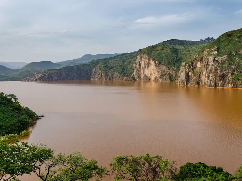 Hồ Nyos, Cameroon nắm giữ một bí mật nguy hiểm dưới bề mặt nước, dưới dạng rò rỉ carbon dioxide do hoạt động của núi lửa. Khi có điều kiện phù hợp, một lượng lớn khí carbon dioxide bùng phát và bay vào không khí, gẫn đến chết ngạt. Điều này xảy ra vào năm 1986, khiến hơn 1.700 người thiệt mạng