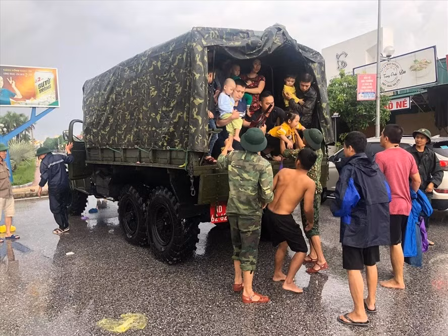 Ngoài ra, trong trận lụt lịch sử đang diễn ra tại Vinh, Quân khu 4 còn sử dụng nhiều loại xe tải, xe chuyên dụng khác để đưa đón học sinh, sơ tán người dân, trẻ em ra khỏi vùng ngập nặng. Nguồn ảnh: BCB.
