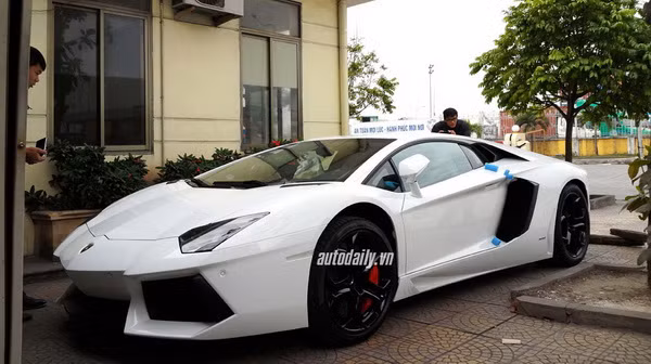 Lamborghini Aventador chính hãng đầu tiên về Việt Nam.