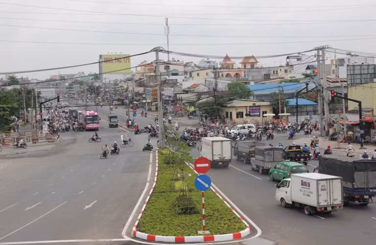 Giao thông tại ngã tư Bình Triệu, nơi mà trước đây là nỗi ám ảnh về nạn kẹt xe, giờ thông thoáng.