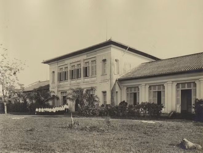 br/> Bức ảnh này chụp một trường đào tạo nữ hộ sinh ở Chợ Lớn. Theo thống kê, số người tốt nghiệp của trường là: năm 1904: 10; năm 1905: 13; năm 1906: 18; năm 1907: 23; năm 1908: 24; năm 1909: 21.