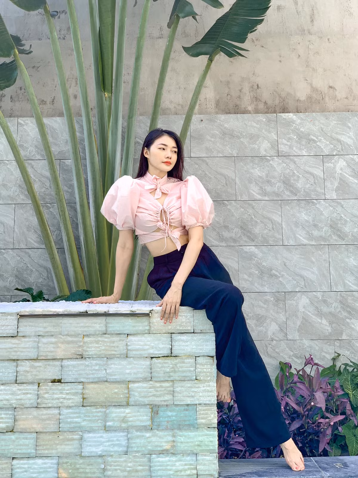 Chiếc sơ mi màu hồng điệu đà với đường cut-out độc đáo mix với quần ống rộng khá đơn giản nhưng cũng đủ tạo nên vẻ ngoài kiêu sa, sành điệu cho chủ nhân.