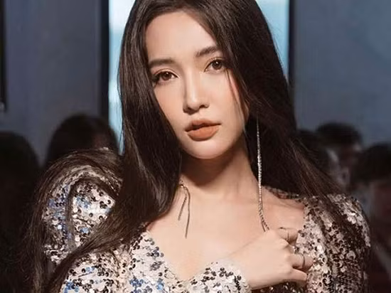 Team qua duong bat tron khoanh khac Bich Phuong mac cay den o san bay-Hinh-4