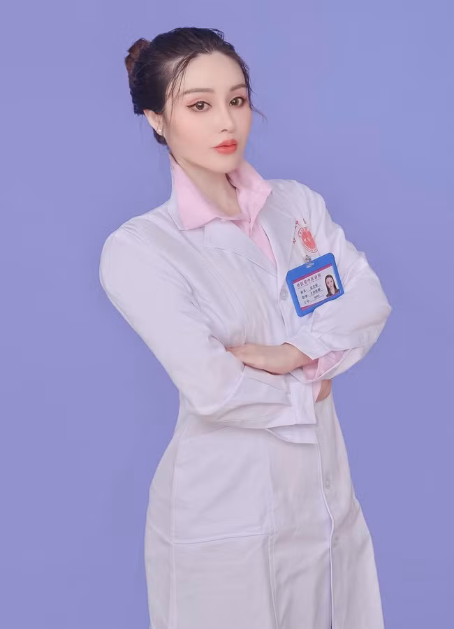 Viên Hợp Vinh được mệnh danh là "người đẹp cơ bắp Trung Quốc", "King Kong Barbie". Trên mạng xã hội, người đẹp thường xuyên đăng tải những hình ảnh diện bikini, khoe thân hình "đô con", cơ bắp cuồn cuộn. Nữ bác sĩ người Sơn Đông sở hữu hình thể lực lưỡng vì tập luyện với cường độ cao.