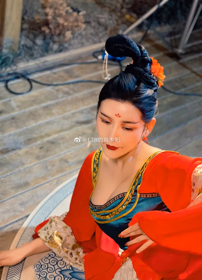 Mới đây, Liu Tai Yang tiếp tục "gây sốt" mạng khi diện trang phục cổ trang, tôn thềm ngực đầy đặn. Bên cạnh những lời khen, vẫn có một số ý kiến cho rằng, biểu cảm cũng như thân hình nhiều cơ bắp của cô làm cho tạo hình này kém hấp dẫn. Thậm chí là trông có phần nam tính.
