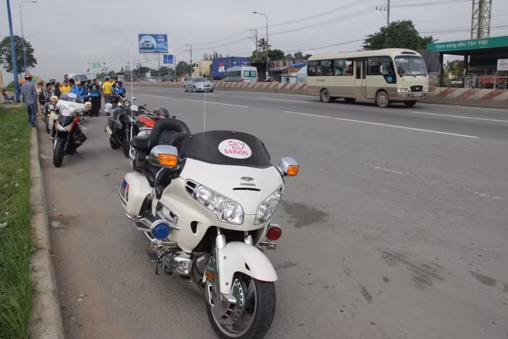 Hàng loạt mô tô khủng của CLB mô tô quận 1 chạy vào đường cấm đã bị CSGT Rạch Chiếc chặn dừng xử lý.