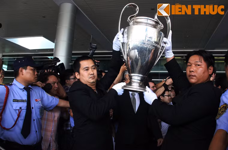 Chiếc cúp UEFA Champions League danh giá lần đầu tiên có mặt tại Việt Nam để người hâm mộ chiêm ngưỡng.