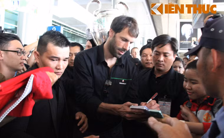 Dù khá mệt sau chuyến bay dài, Ruud van Nistelrooy vẫn niềm nở, phấn khích chào đón, ký tặng người hâm mộ.