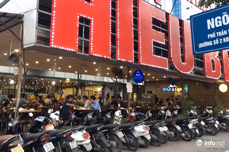17h30 chiều ngày 17/7, nhiều người dù biết đang đợt ra quân tổng kiểm soát ôtô, xe máy, nhưng có lẽ, họ thấy "chắc CSGT trừ mình ra" nên vẫn bỏ ngoài tai các khuyến cáo. Những quán bia luôn tấp nập, kín mít xe của khách từ bên trong ra bên ngoài.